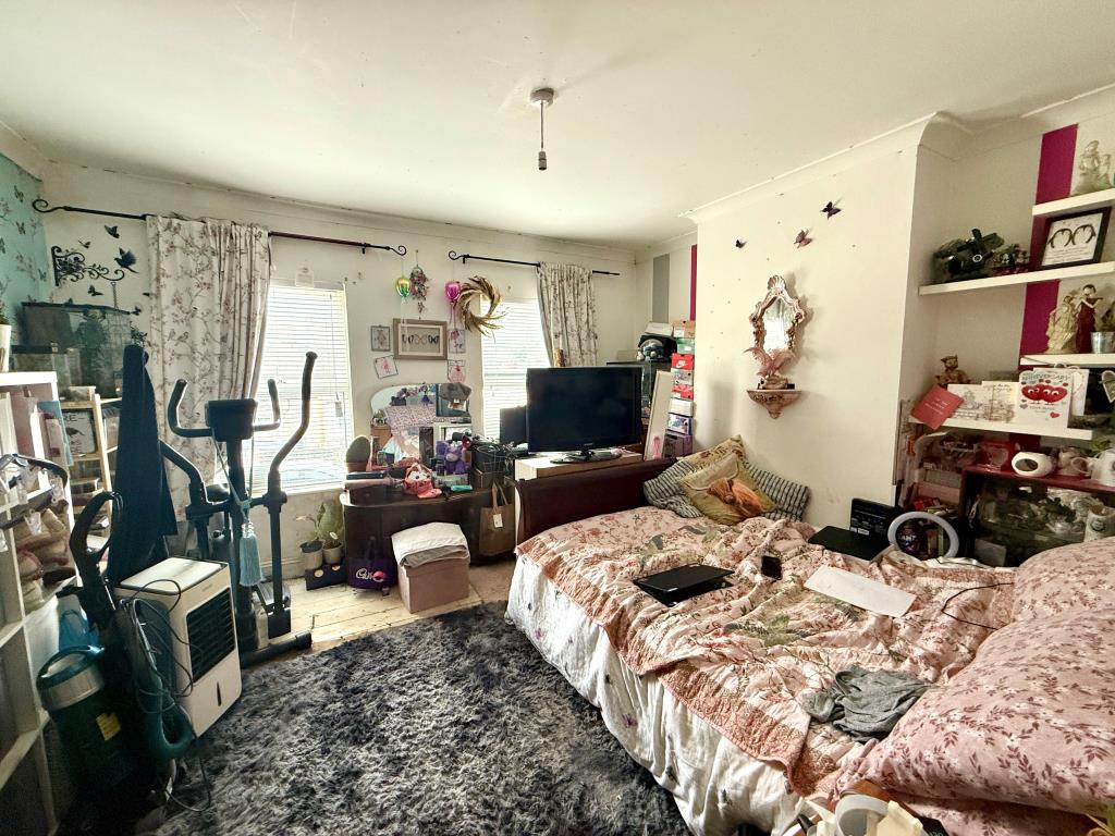 Lot: 177 - THREE-BEDROOM HOUSE FOR INVESTMENT - Bedroom one